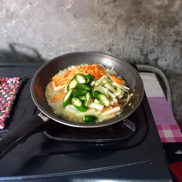 Tumis bawang bombay, bawang putih, dan jahe. Masukkan tomat, cabai hijau, timun, dan wortel.