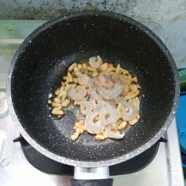 Masukkan udang, aduk rata. Masak sampai berubah warna.