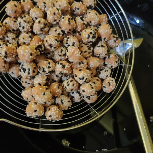 Goreng dalam minyak panas dan api kecil hingga matang kecokelatan, lalu angkat dan sajikan.