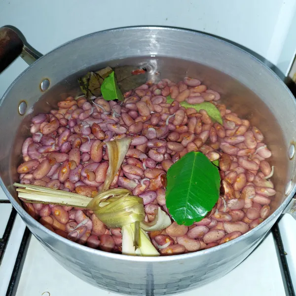 Cuci dan rebus kacang merah hingga lunak, tambahkan serai, daun salam, dan daun jeruk.