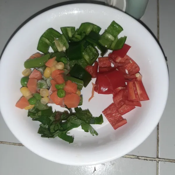 Siapkan bahan tumisan sayur.
