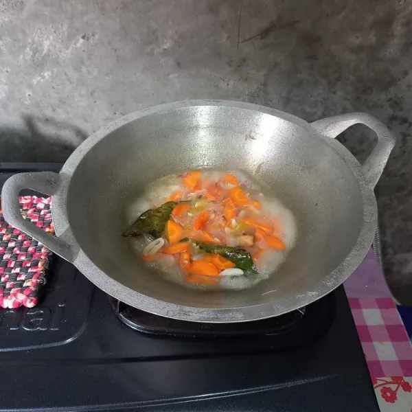 Masukkan wortel dan kembang kol. Bumbui dengan saus tiram, gula, garam, dan penyedap rasa. Masak sampi wortel setengah matang.