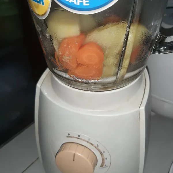 Rebus kentang dan wortel hingga empuk lalu blender hingga halus.