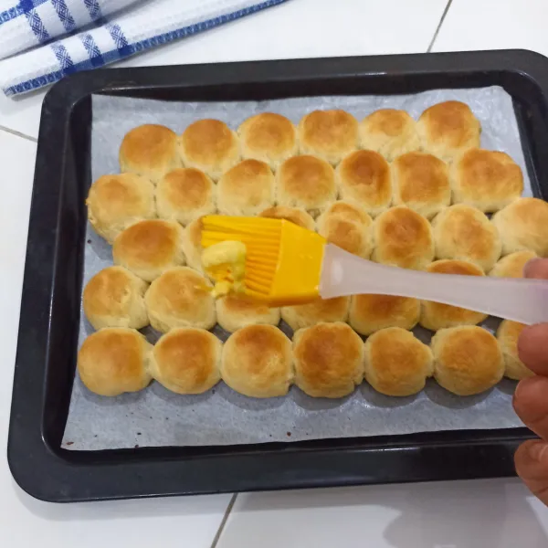 Setelah matang segera keluarkan dari oven dan saat panas kita oleskan margarin agar permukaan roti nya mengkilap. Bubble Bread siap disajikan. Enak banget buat temen ngeteh / ngopi apalagi kalau bubble bread nya masih hangat.
