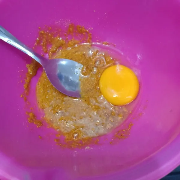 Campurkan bumbu halus dengan telur.
