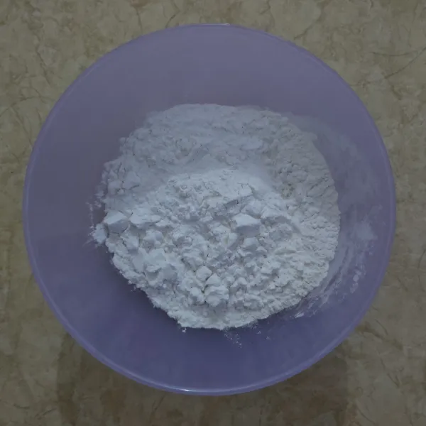 Campurkan tepung ketan, tepung tapioka, garam, dan baking powder, lalu aduk rata.