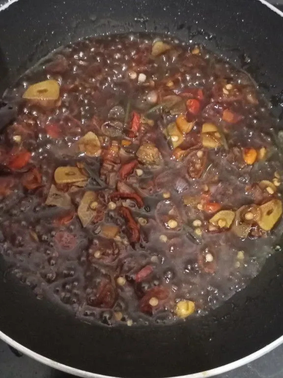 Kemudian tambahkan air, saos tiram dan kecap manis. Kalau kurang asin bisa ditambah sedikit garam. Aduk rata dan biarkan air sedikit susut lalu angkat.