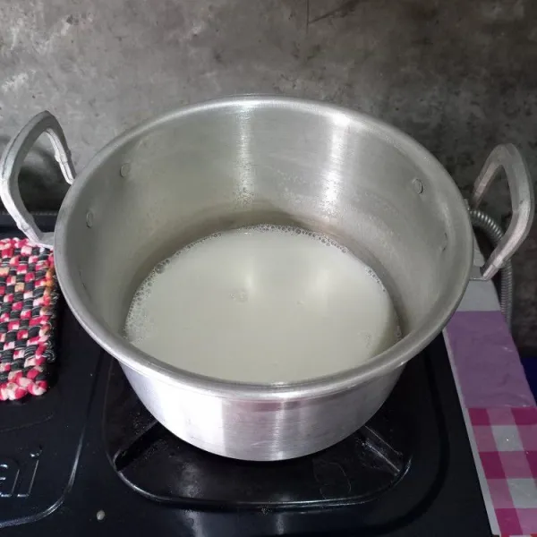 Masak semua bahan lapisan putih.