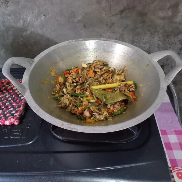 Masak sampai air menyusut, angkat dan sajikan.