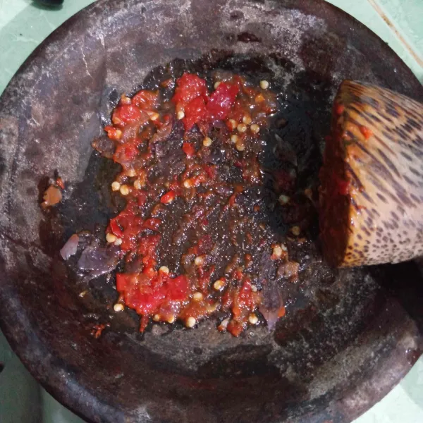 Haluskan bawang merah, cabai, dan garam.