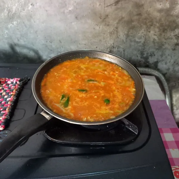 Tambahkan air, saus tomat, saus sambal, saus tiram, garam, dan lada bubuk lalu koreksi rasa.