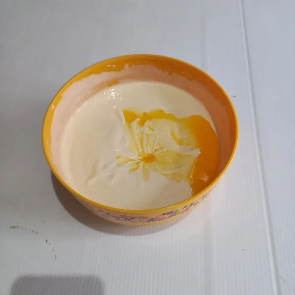 Masukkan margarin yang sudah dilelehkan.