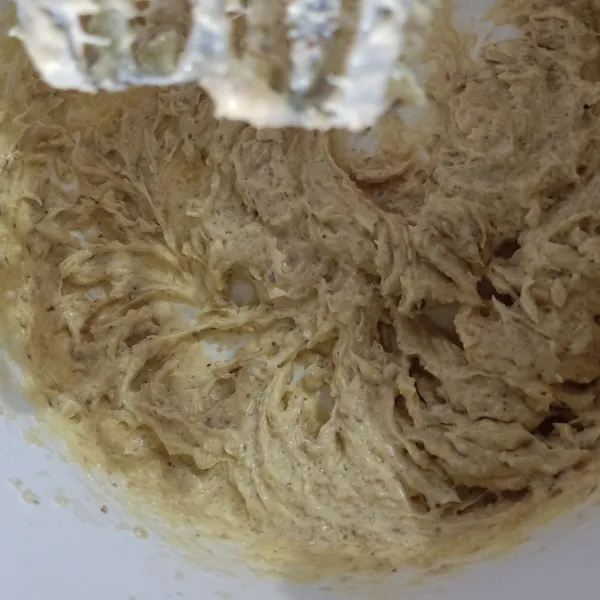 Mixer mentega, gula dan kuning telor sampai rata 1-2 menit lalu masukan jahe aduk rata.