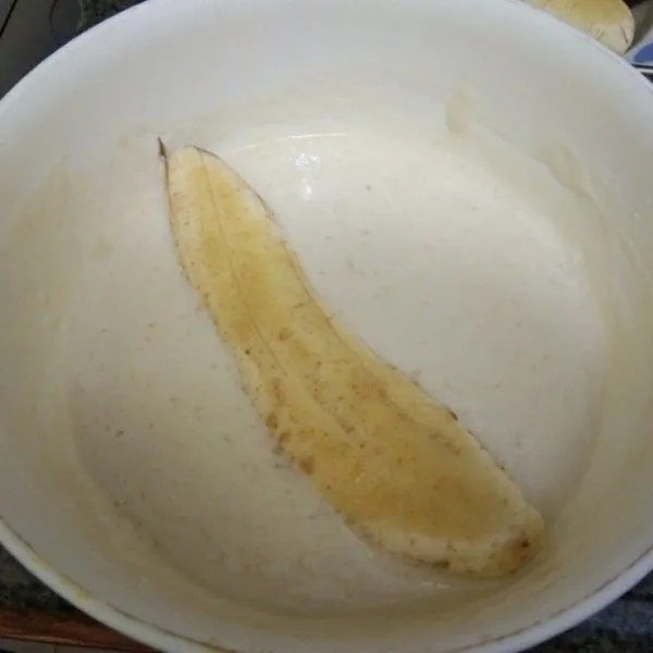 Celupkan pisang pada adonan tepung basah.
