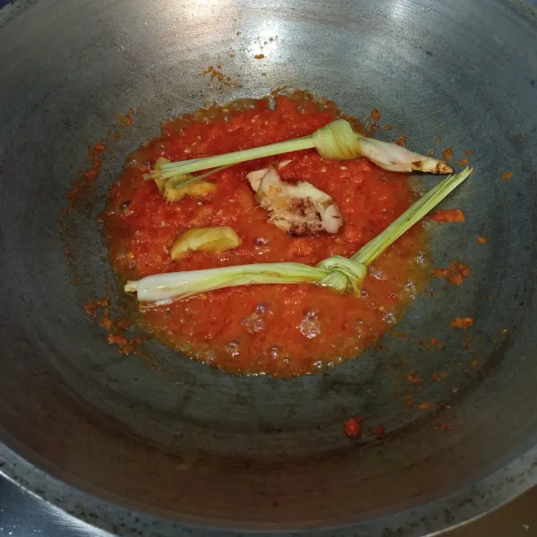 Tumis bumbu halus, tambahkan serai, jahe, dan lengkuas hingga harum.