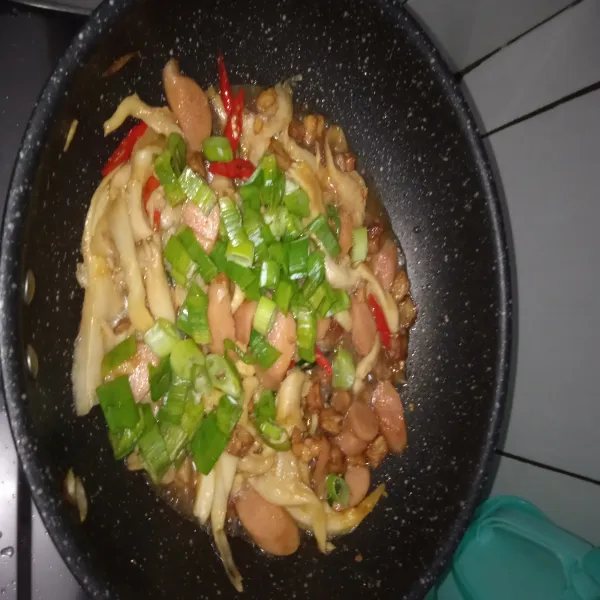 Terakhir tambahkan daun bawang