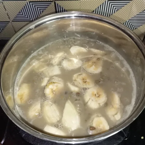 Masukkan pisang dan aduk rata, masak hingga pisang matang.