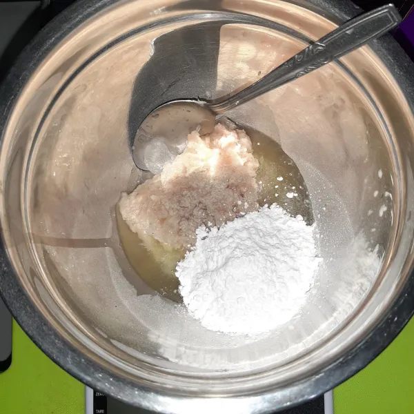 Tambahkan tapioka, putih telur, garam dan merica. Aduk rata.