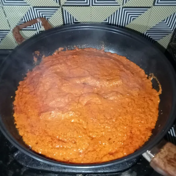 Tumis bumbu halus, kayu manis dan cengkeh hingga bumbu matang.