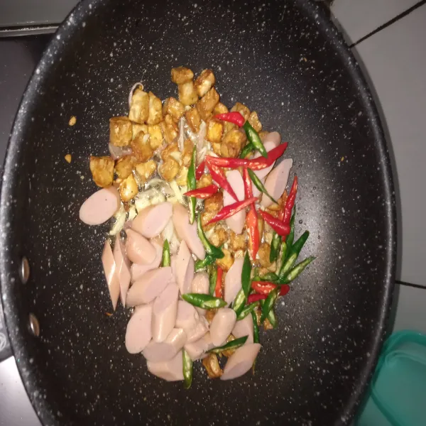 Kemudian masukan sosis, cabe, penyedap rasa, garam, gula, dan merica bubuk.