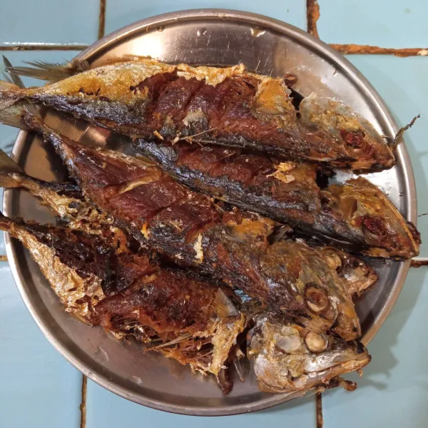 Angkat ikan dan tiriskan.