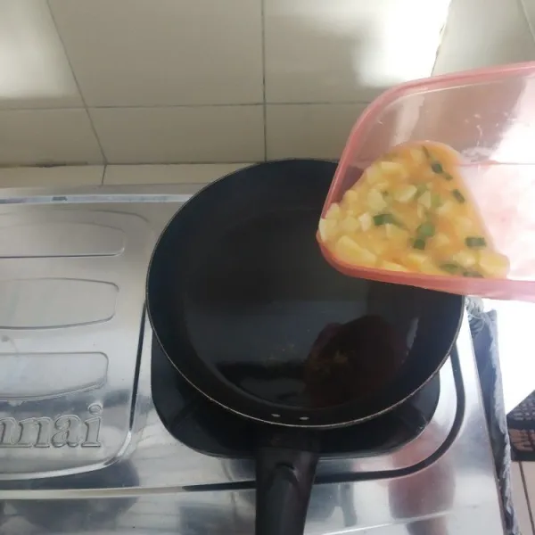 Masak tahu telur dalam minyak panas, masak menggunakan api sedang.