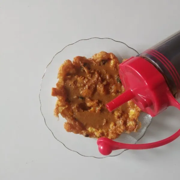 Tambahkan kecap manis diatasnya dan sajikan