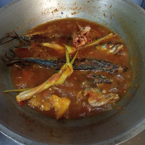 Masukkan ikan, lalu aduk rata. Beri garam, gula pasir, dan kaldu bubuk.