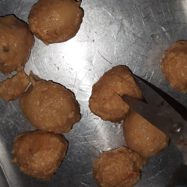 Angkat saat 1/4 matang. Potong/belah menjadi bentuk plus(+).