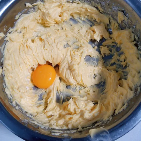Mixer margarin dan gula halus sampai tercampur rata, kemudian masukkan telur lalu mixer kembali sampai tercampur rata.