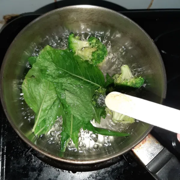 Tambahkan garam, kaldu jamur dan merica. Aduk rata. Tiriskan brokoli, lalu bayamnya letakkan di mangkuk dan buang daun bawang dan seledri.