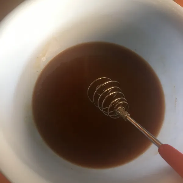 Tambahkan telur dan vanilla extract, aduk rata.
