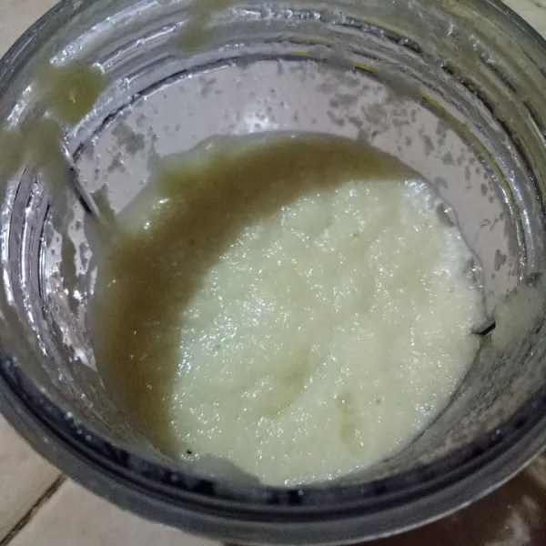 Blender halus bawang bombay, bawang putih dan jahe.
