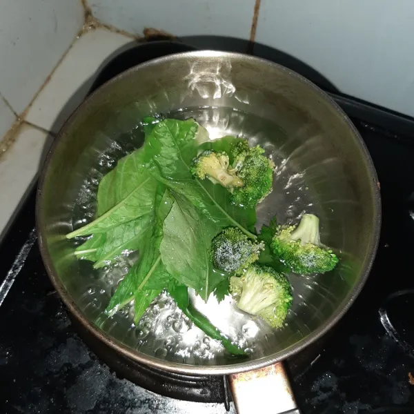 Tambahkan daun bayam dan brokoli.