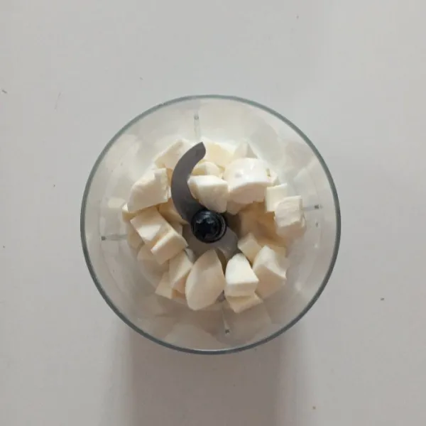 Kupas singkong, lalu cuci sampai bersih. Kemudian blender bersama santan hingga halus (bisa juga di parut).