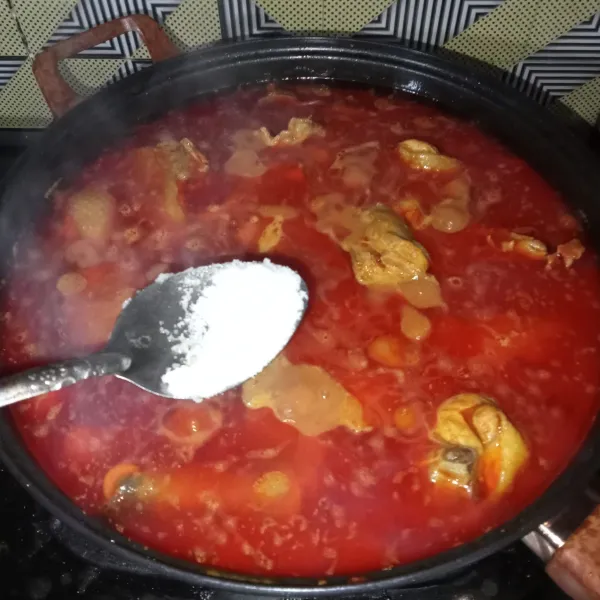 Menjelang matang, masukkan garam, gula pasir, lada bubuk dan kaldu jamur.