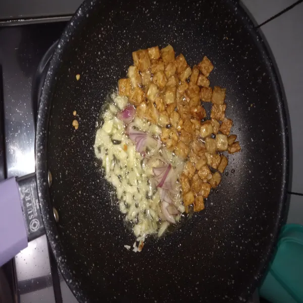 Masukan bawang merah dan bawang putih