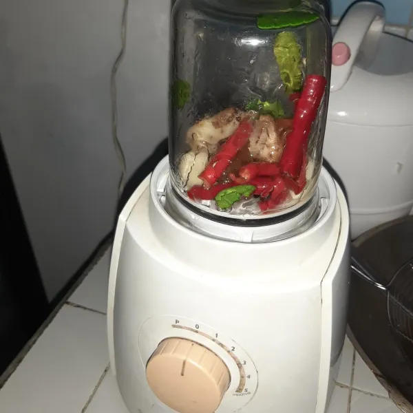 Haluskan bumbu halus.