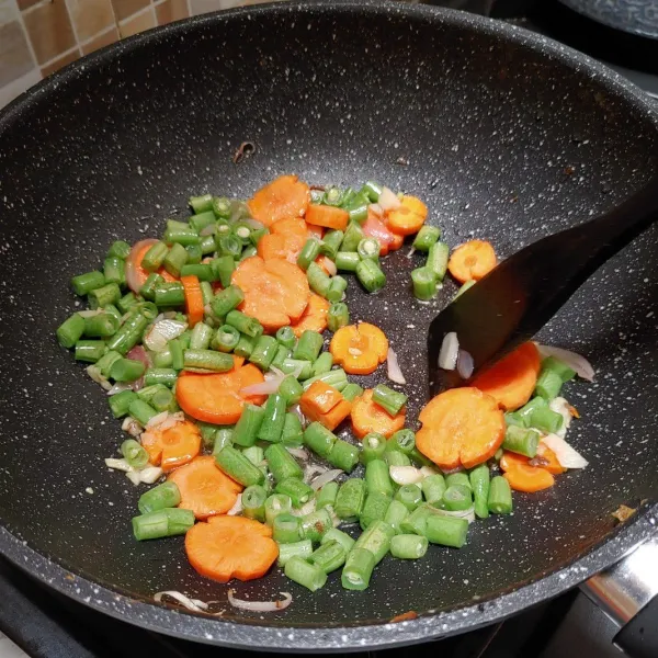 Masukkan sayuran, masak sebentar sambil sesekali di bolak balik.