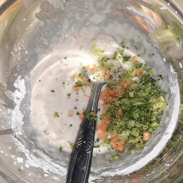 Cincang halus brokoli dan wortel lalu campurkan. Kalau punya food processor step 1-3 bisa dilakukan langsung di food processor.