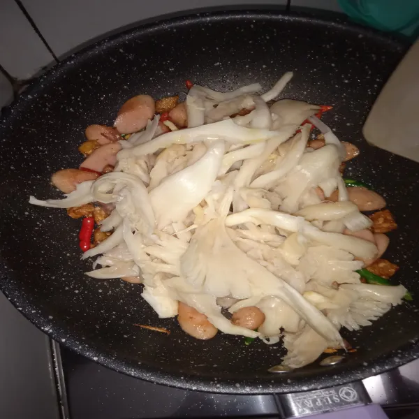 Setelah itu tambahkan jamur  tiram, sedikit air, kemudian kecap dan saos tiram.