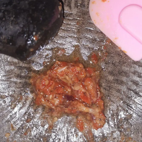 Uleg cabe, bawang merah, dan bawang putih.