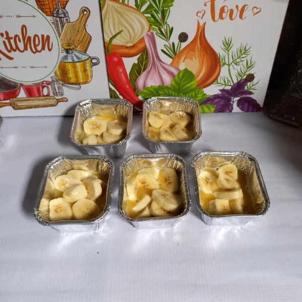 Selanjutnya masukkan ke dalam alumunium foil cup yang sudah diberi irisan daun pandan.