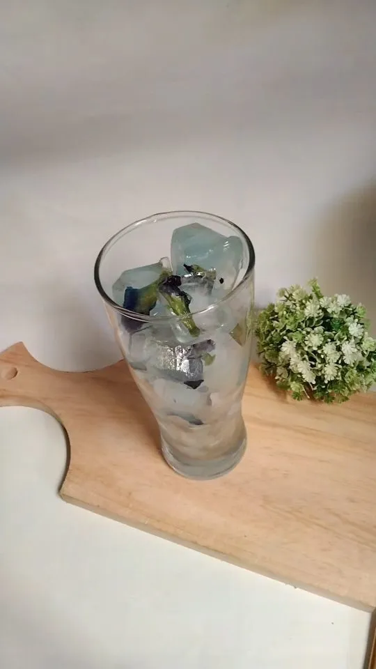 Kemudian siapkan gelas dan isi gelas menggunakan air es yang telah di bekukan.