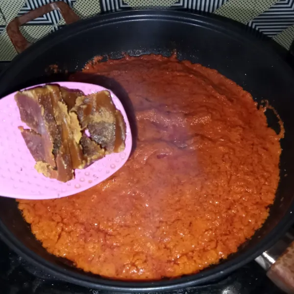 Masukkan air asam jawa dan gula merah, aduk-aduk hingga gula larut.