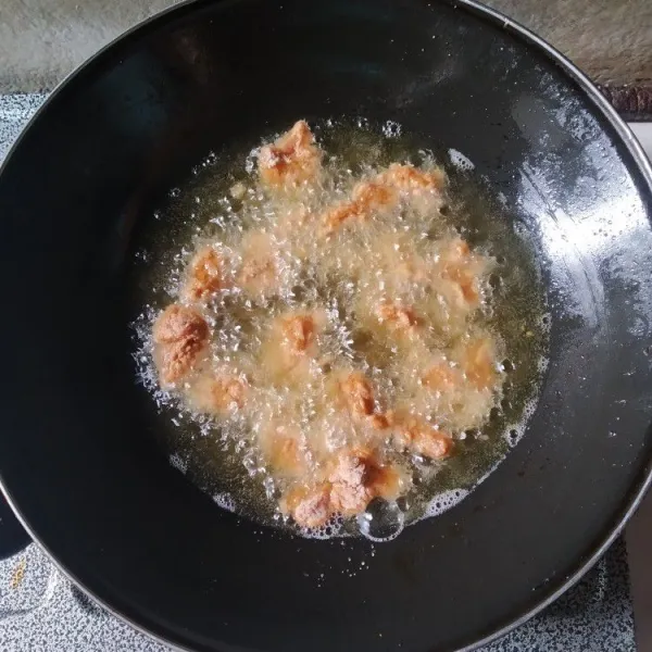 Panaskan minyak, goreng ayam hingga kecoklatan dan matang. Angkat dan sajikan dengan cocolan mayones.