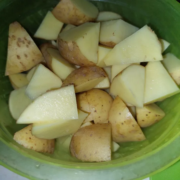 Siapkan kentang yang dipotong seperti potatoes wedges.