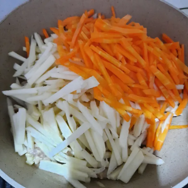 Masukkan potongan bengkoang, wortel, air dan garam bertahap agar tidak keasinan. Masak hingga matang tetapi usahakan bengkoang dan wortel jangan terlalu lembek.