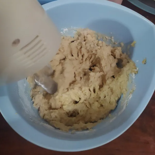 Masukkan ke dalam wadah berisi tempe kukus, tambahkan tepung tapioka, bawang putih halus kemudian aduk rata dengan mikser. Gunakan pengaduk spiral.