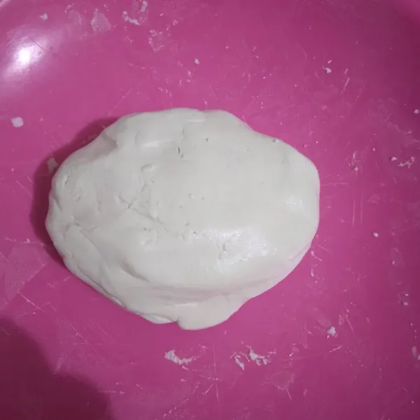 Campurkan ke 2 tepung, lalu beri air pandan sedikit demi sedikit dan uleni. Lakukan langkah yang sama untuk ronde yang putih.